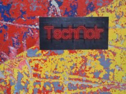 Ein Schild mit klarer Beschriftung ist prominent auf einer gemauerten Wand angebracht und dient der Orientierung.