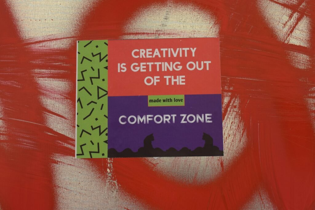 Ein Wandschild mit der Aufschrift 'Creativity is getting out of the comfort zone', passend zum Thema Kreativität.