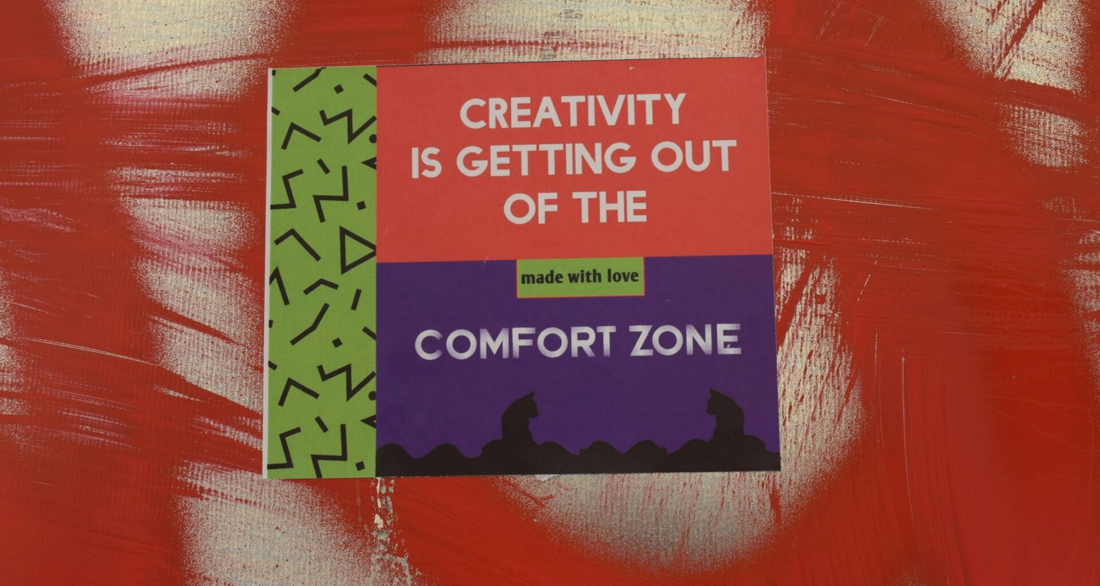 Ein Wandschild mit der Aufschrift 'Creativity is getting out of the comfort zone', passend zum Thema Kreativität.