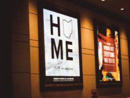 Ein einfaches Hinweisschild ist an einer hellen Wand angebracht und dient der klaren Kommunikation für Passanten.