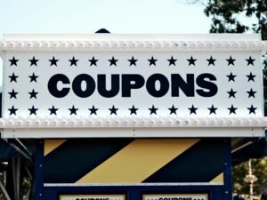 Ein Schild mit der Aufschrift 'Coupons', aufgenommen als Symbol für Sparaktionen und Marketingstrategien.