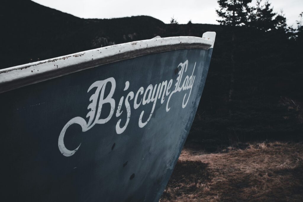 Ein Schild an einem Metallpfosten, das als Sinnbild für Struktur und Orientierung in technischen Themen steht