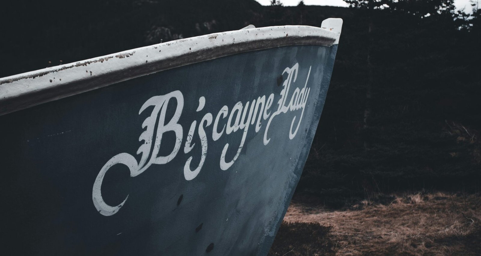 Ein Schild an einem Metallpfosten, das als Sinnbild für Struktur und Orientierung in technischen Themen steht