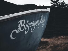 Ein Schild an einem Metallpfosten, das als Sinnbild für Struktur und Orientierung in technischen Themen steht