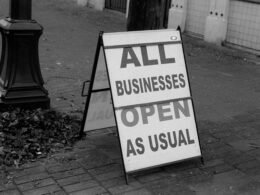 Straßenschild an einem Straßenrand, aufgenommen aus seitlicher Perspektive mit deutlichen Details des Verkehrszeichens