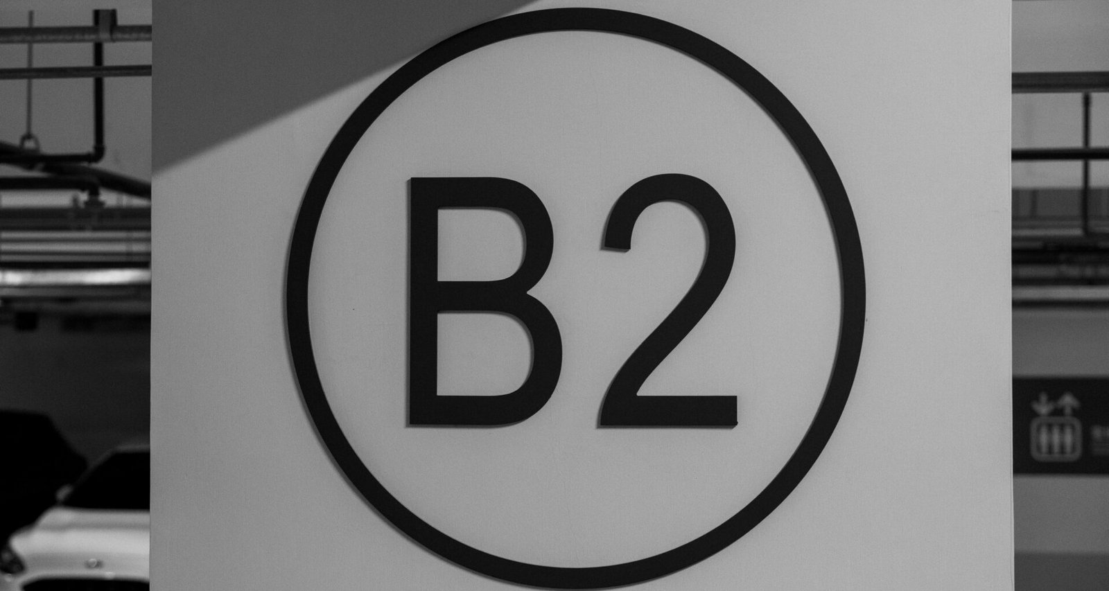 Schild mit dem Buchstaben b und der Zahl 2, auf weißem Hintergrund, ideal für digitale oder technische Themen