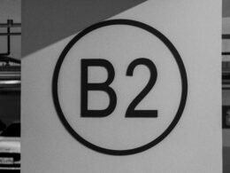 Schild mit dem Buchstaben b und der Zahl 2, auf weißem Hintergrund, ideal für digitale oder technische Themen