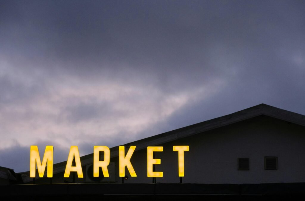 Schild mit der Aufschrift 'Market' auf einem modernen Gebäudedach, geeignet als Visual für Marketing-Artikel