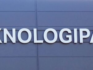 Gebäudefassade mit einem Schild mit der Aufschrift 'teknologia park' in moderner Schrift, Fokus auf Technologie