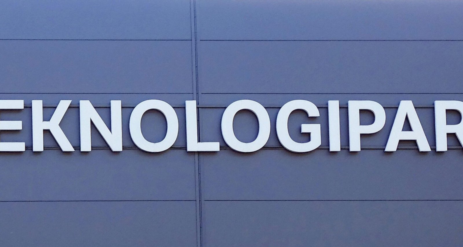 Gebäudefront mit Schild 'teknologia park' als moderner Standort für Technologie und Start-ups