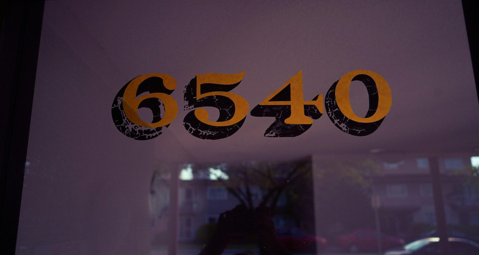 Nahaufnahme eines Schilds mit einem einzelnen Wort, fotografiert von Chelaxy Designs, als Symbol für klare Kommunikation.