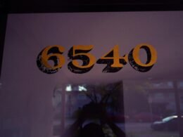 Nahaufnahme eines Schilds mit einem einzelnen Wort, fotografiert von Chelaxy Designs, als Symbol für klare Kommunikation.