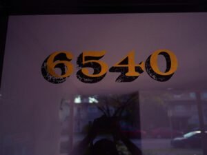 Nahaufnahme eines Schilds mit einem einzelnen Wort, fotografiert von Chelaxy Designs, als Symbol für klare Kommunikation.