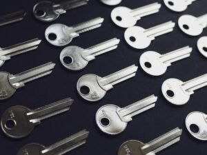 Mehrere klassische Schlüssel liegen gesammelt auf einer Holzoberfläche und symbolisieren Zugang und Sicherheit.