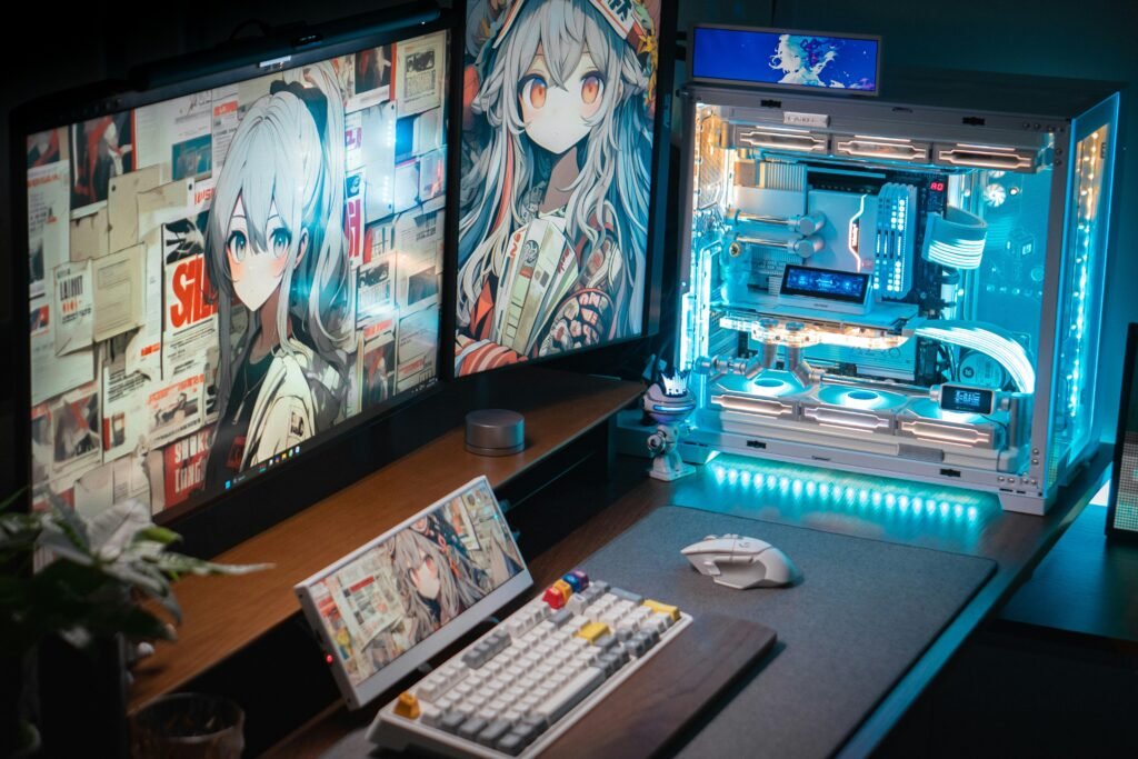 Ein Schreibtisch mit Computer und mehreren ausgebreiteten Bildern, ideal für kreative Arbeit oder digitale Projekte.
