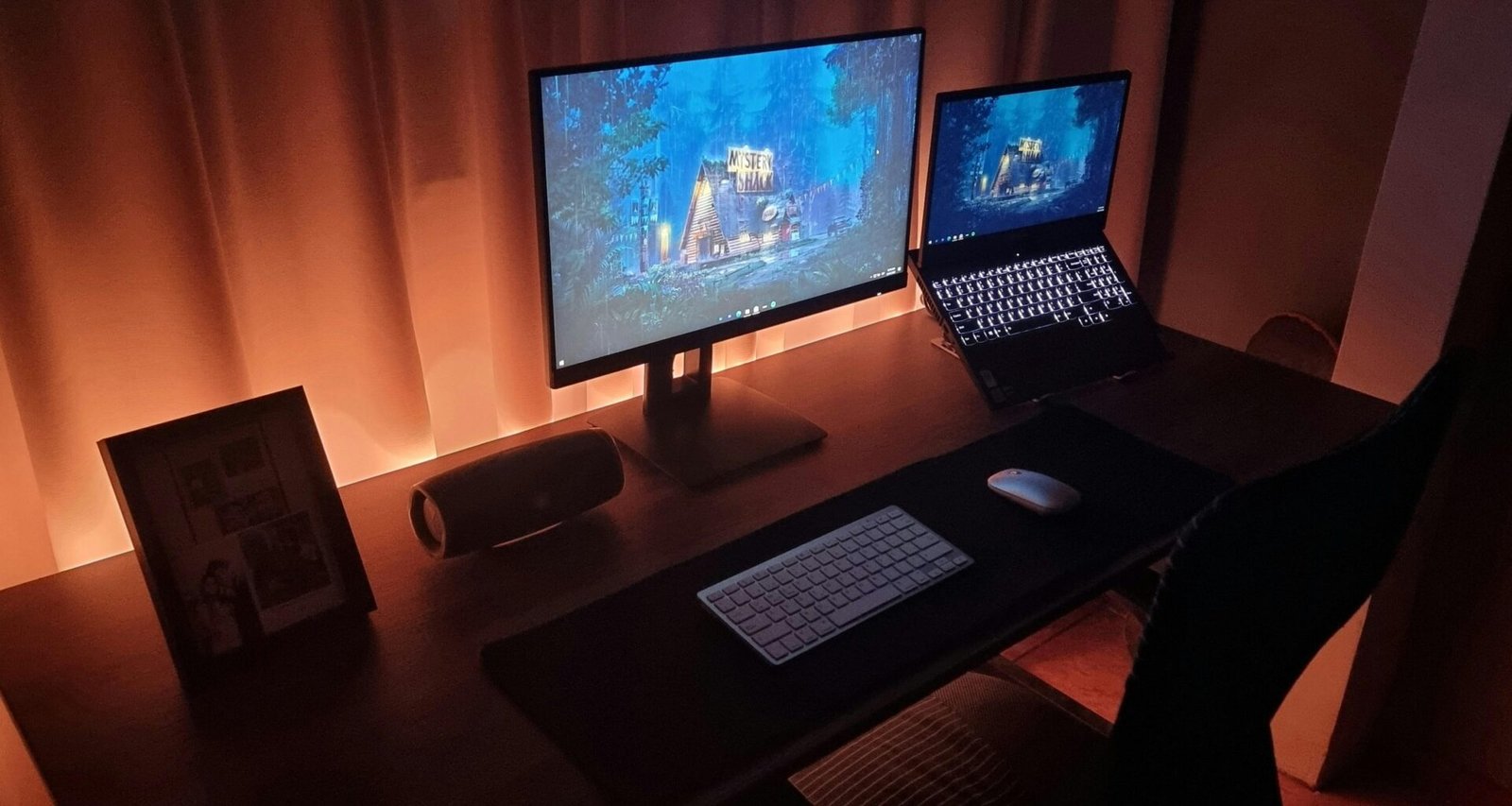 Ein Schreibtisch mit einem Computer und einem Laptop, ausgestattet für zeitgemäßes Arbeiten in einem modernen Büro.