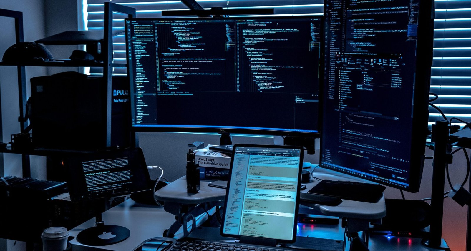 Ein Schreibtisch mit mehreren Monitoren für effizientes Arbeiten im Büro oder Homeoffice, ideal für digitale Projekte