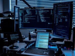 Ein Schreibtisch mit mehreren Monitoren für effizientes Arbeiten im Büro oder Homeoffice, ideal für digitale Projekte