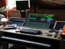 Schreibtisch mit Computer-Monitor und Tastatur, ideal für produktives Arbeiten im Bereich Online-Marketing und Technologie