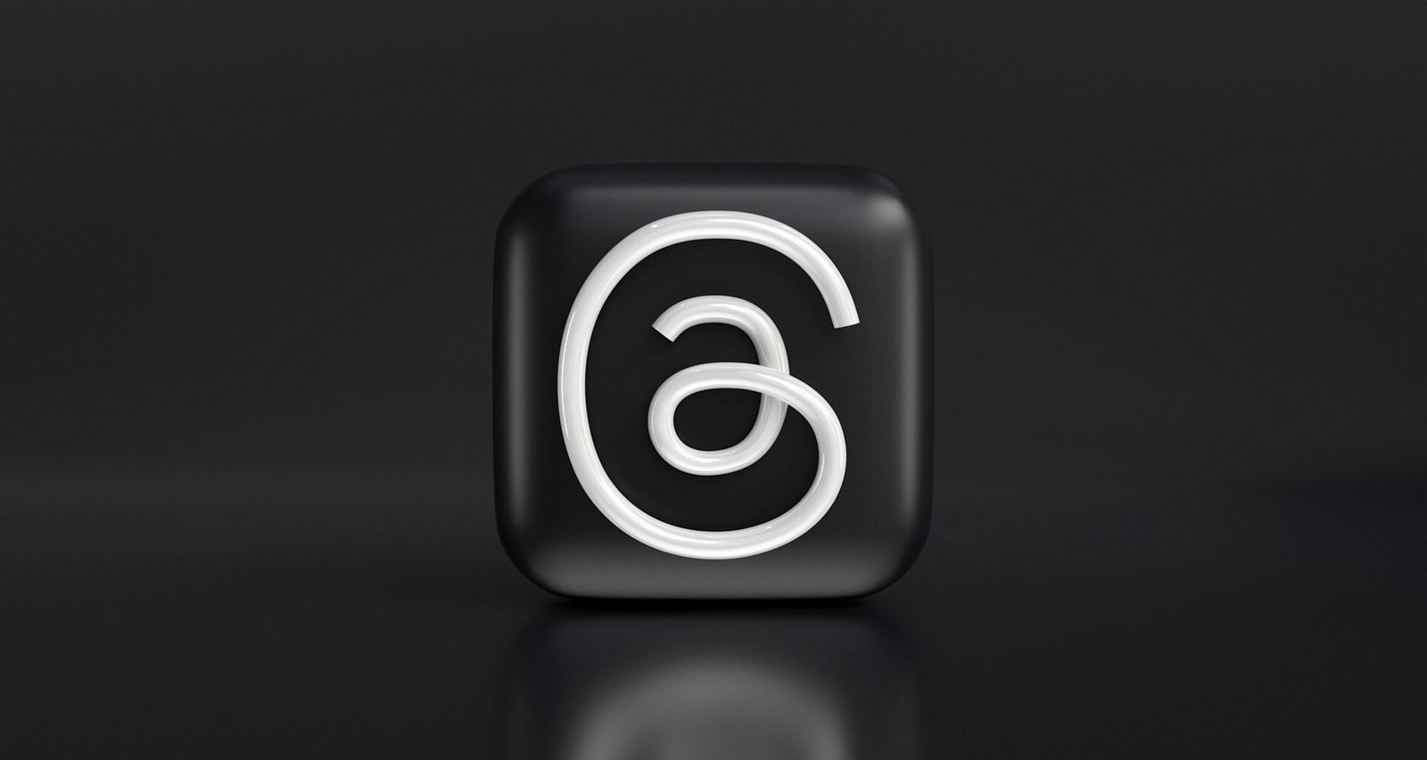 Schwarz-Weiß-Fotografie einer großen Zahl Sechs vor neutralem Hintergrund, minimalistisch und kontrastreich inszeniert