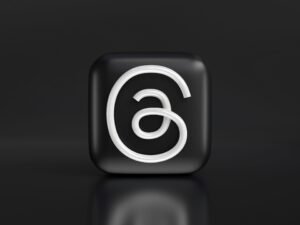 Schwarz-Weiß-Fotografie einer großen Zahl Sechs vor neutralem Hintergrund, minimalistisch und kontrastreich inszeniert