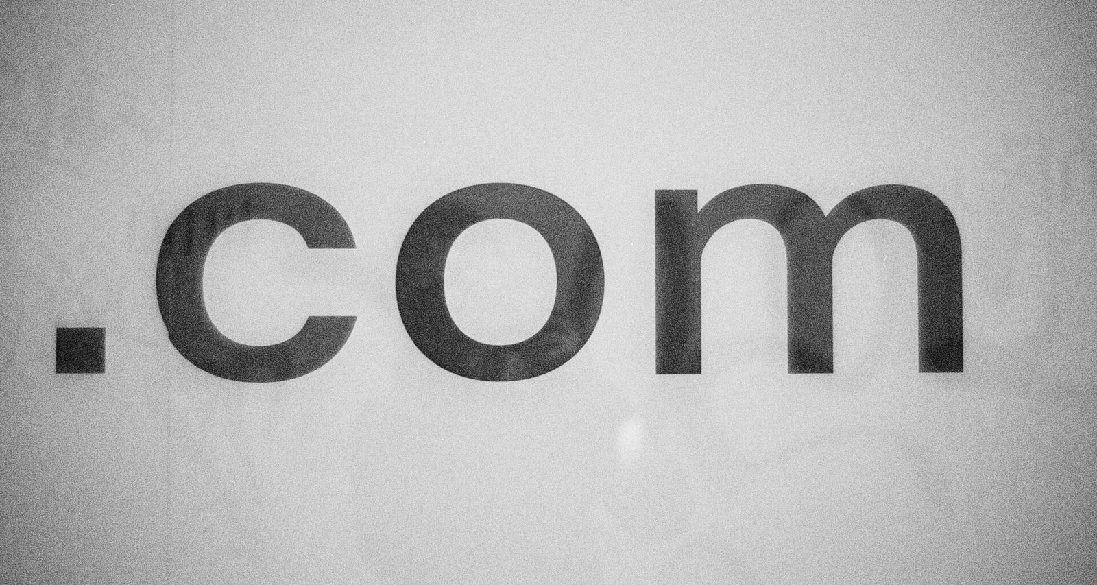 Schwarz-weißes Foto eines Schildes mit dem Wort comm als Symbol für Kommunikation und digitale Themen.