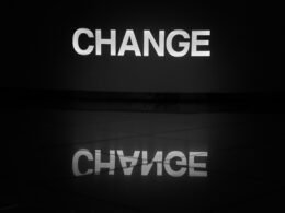 Schwarz-weiß Fotografie des Schriftzugs 'change' als Symbol für Veränderung und digitale Transformation