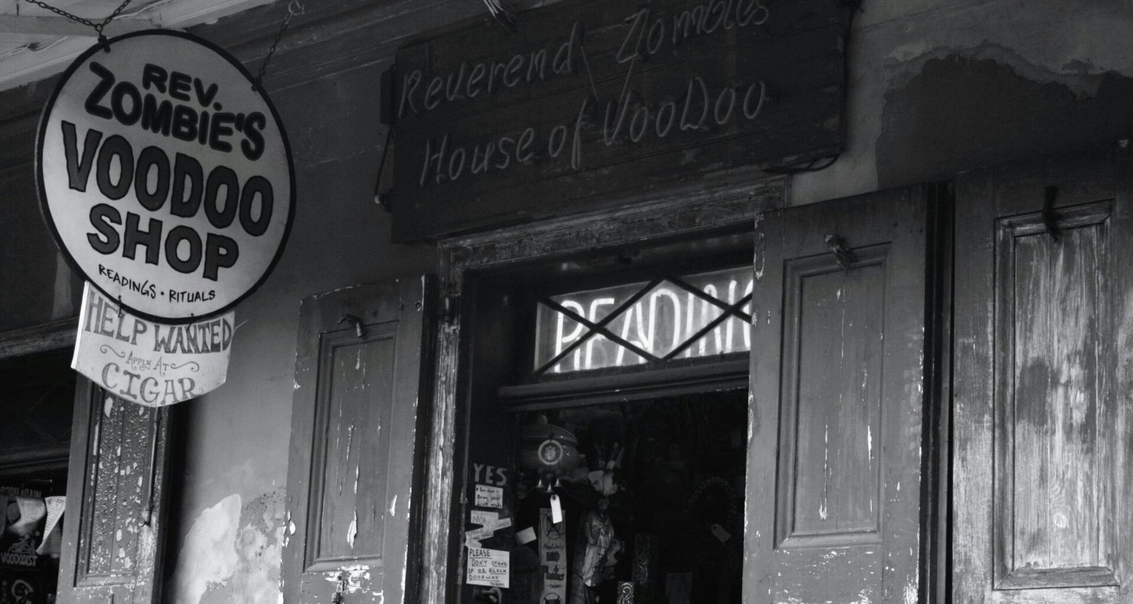 Schwarz-weiß-Foto eines Geschäftseingangs mit großer Fensterfront und typischer Ladenarchitektur