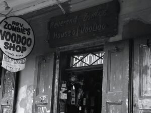 Schwarz-weiß-Foto eines Geschäftseingangs mit großer Fensterfront und typischer Ladenarchitektur