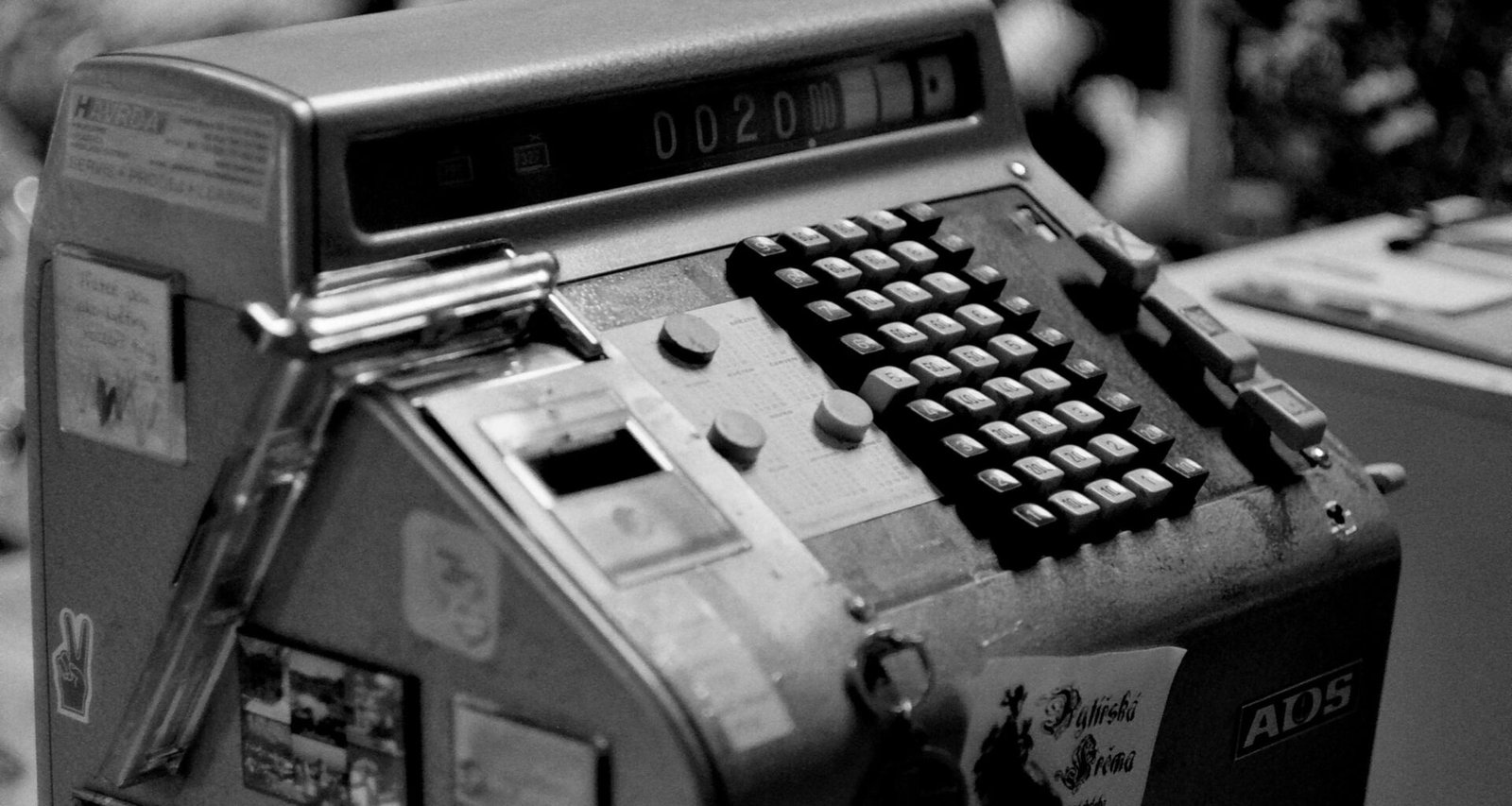 Schwarz-weiß Foto einer Maschine mit deutlichen Details der technischen Komponenten