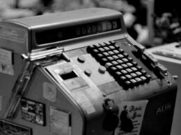 Schwarz-weiß Foto einer Maschine mit deutlichen Details der technischen Komponenten