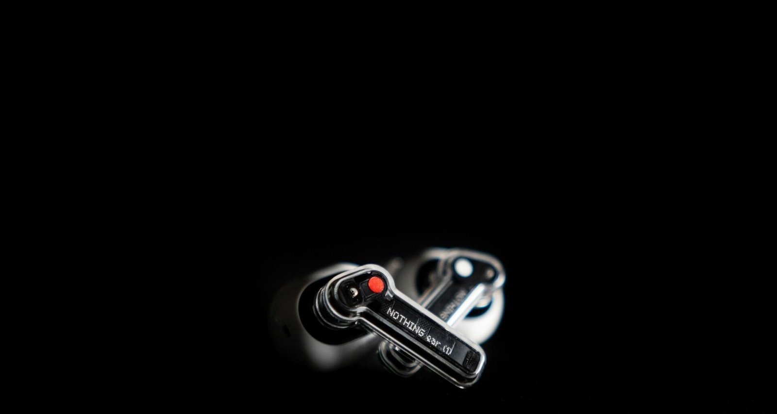 Schwarz-weiß Fotografie eines modernen Kopfhörerpaares auf hellem Hintergrund, Nahaufnahme