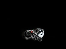 Schwarz-weiß Fotografie eines modernen Kopfhörerpaares auf hellem Hintergrund, Nahaufnahme