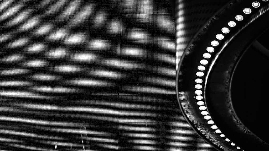 Schwarzweiß-Fotografie eines runden Spiegels, der minimalistische Ästhetik und klare Linien widerspiegelt