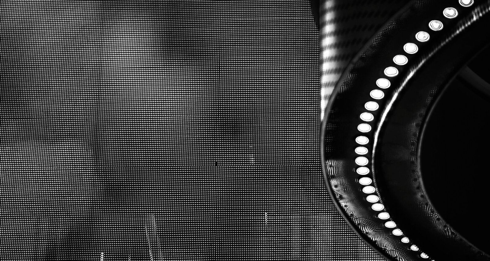 Schwarzweiß-Fotografie eines runden Spiegels, der minimalistische Ästhetik und klare Linien widerspiegelt