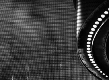 Schwarzweiß-Fotografie eines runden Spiegels, der minimalistische Ästhetik und klare Linien widerspiegelt