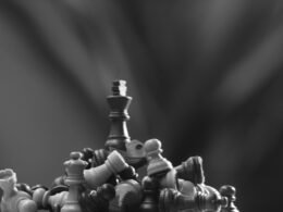 Schwarz-weiß Foto eines Schachbretts mit Figuren, deutlich zu sehen auf dem Spielfeld, ideal für Themen rund um Strategie