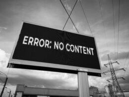 Schwarz-weißes Foto eines Schilds mit der Aufschrift error no content, geeignet für Themen rund um Website-Fehler.