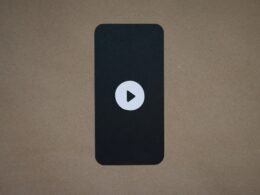 Schwarzes technisches Gerät mit Play-Button als Symbol für digitale Medien oder Streaming-Anwendungen