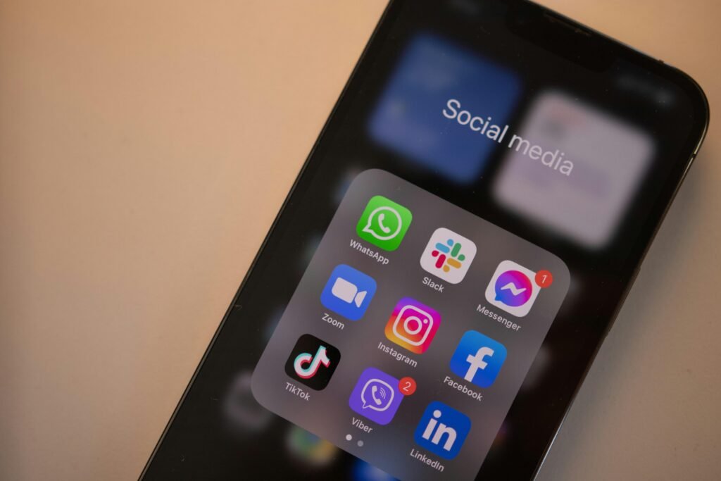 Schwarzes Smartphone liegt auf einer glatten Oberfläche, repräsentiert aktuelle mobile Technologien.