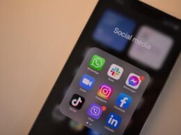Schwarzes Smartphone liegt auf einer neutralen Oberfläche und steht für moderne mobile Technologie im digitalen Zeitalter.