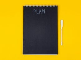 Schwarzes, rechteckiges Gerät mit minimalistischem Design, geeignet für verschiedene technische Anwendungen