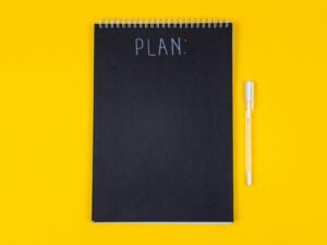 Schwarzes rechteckiges Gerät auf neutralem Hintergrund, geeignet für verschiedene technologische Anwendungen