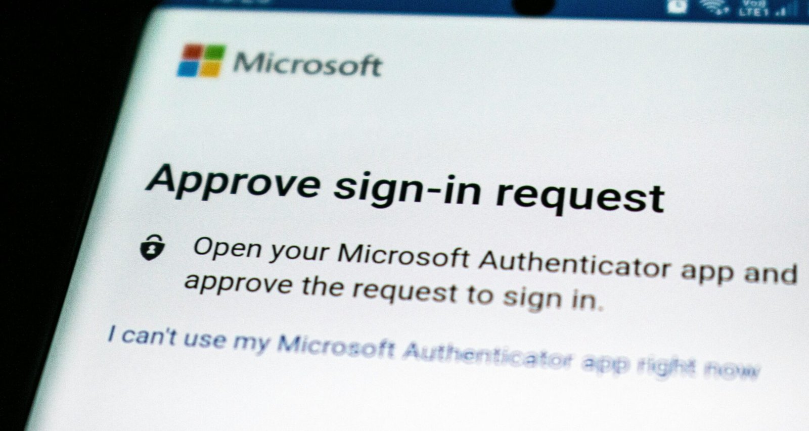 Screenshot eines modernen Smartphones mit sichtbarem Display und Benutzeroberfläche, fotografiert von Ed Hardie