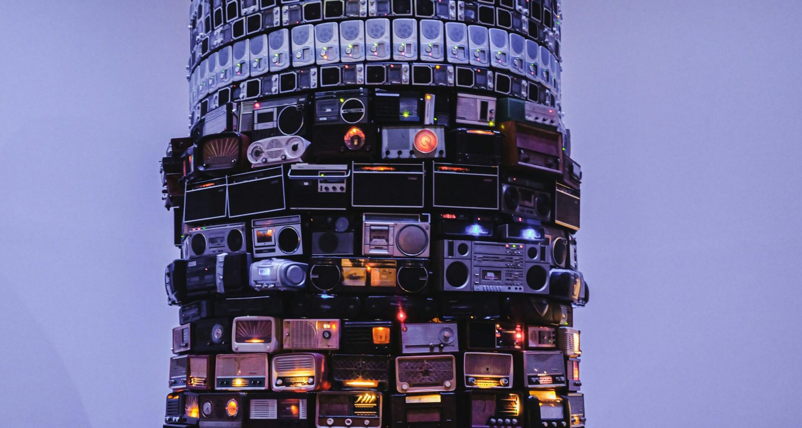 Ein sehr hoher Turm mit vielen elektronischen Geräten zur Übertragung und Kommunikation vor wolkigem Himmel