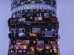 Ein sehr hoher Turm mit vielen elektronischen Geräten zur Übertragung und Kommunikation vor wolkigem Himmel