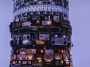 Ein sehr hoher Turm mit vielen elektronischen Geräten zur Übertragung und Kommunikation vor wolkigem Himmel