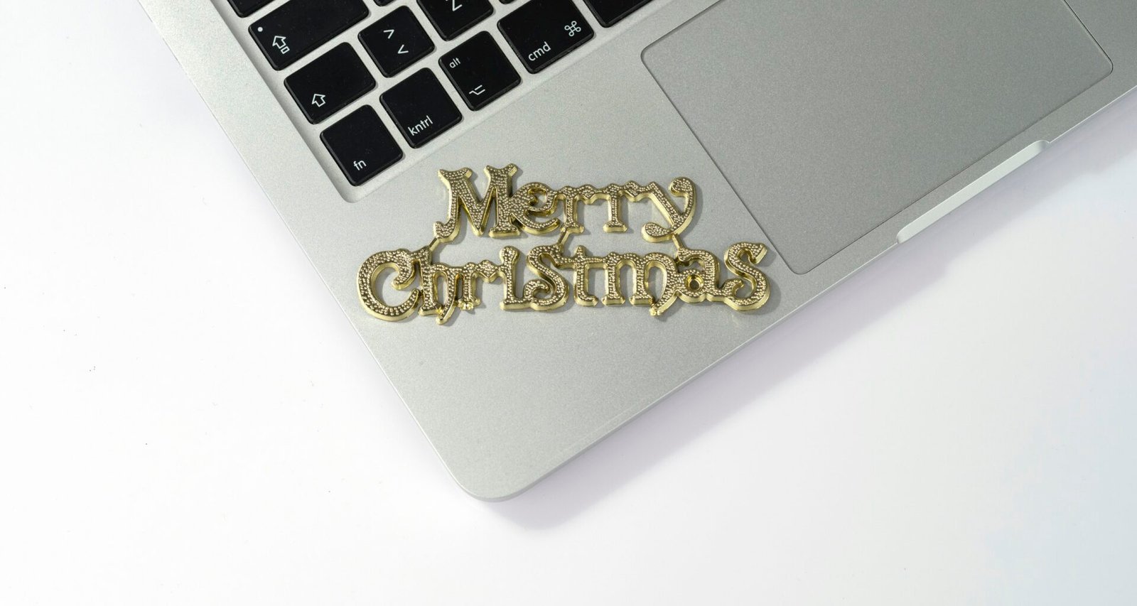 Silberring liegt auf weißer Fläche und wird aus der Nähe fotografiert. Modernes Motiv mit klarem Fokus auf das Schmuckstück.