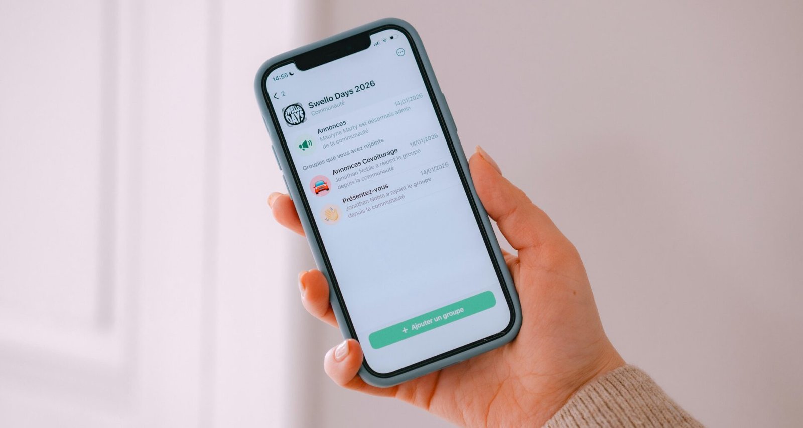 Hand hält ein Smartphone mit geöffneter mobiler Anwendung, repräsentativ für mobile Technologien und App-Nutzung