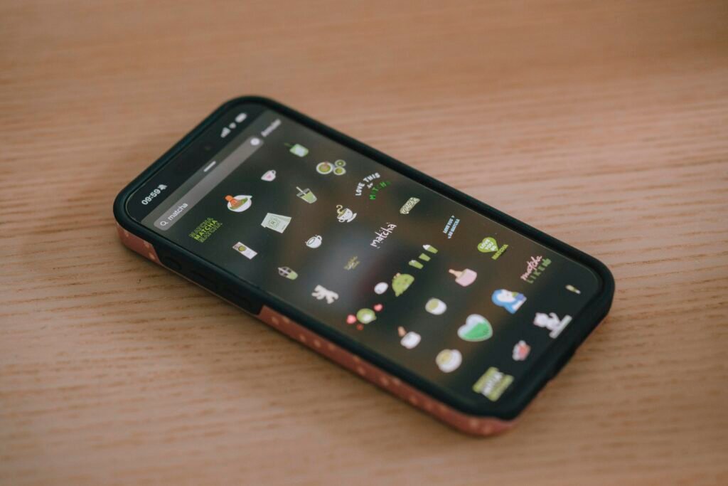 Ein Smartphone liegt auf einer Oberfläche und der Bildschirm zeigt viele verschiedene App-Icons aus unterschiedlichen Bereichen.